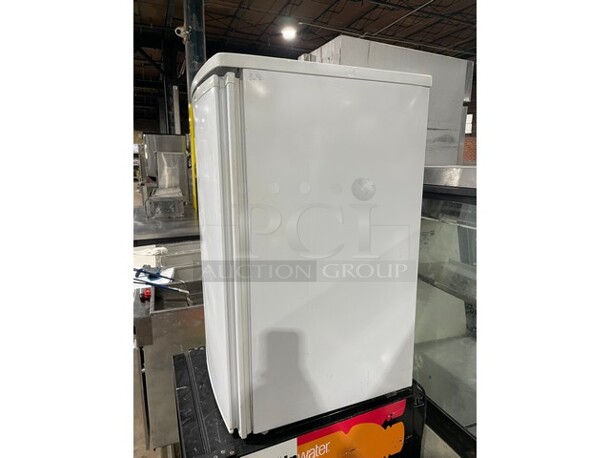 Avanti Commercial Countertop Single Door Refrigerator! With Poly Coated Racks! Model RM4400W Serial 061505! 115V!  - Image 3 of 8