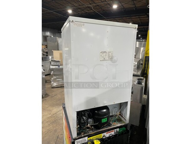 Avanti Commercial Countertop Single Door Refrigerator! With Poly Coated Racks! Model RM4400W Serial 061505! 115V!  - Image 4 of 8