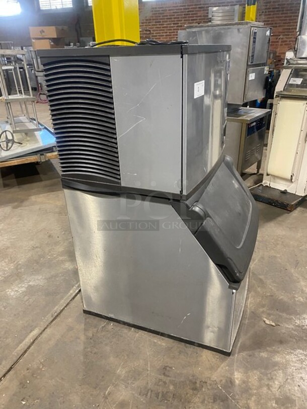 Nice! Late Model! 2019 Manitowoc Commercial AIR COOLED Ice Maker! On Ice Bin! All Stainless Steel! 115V 1 Phase! Model IYT0450A161 Serial 1120525005!  - Image 3 of 9