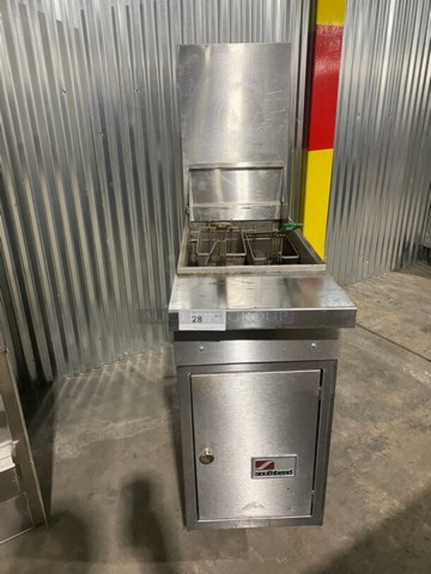 Southbend Commercial LP Powered Deep Fat Fryer! With Raised Back Splash! 2 Metal Frying Baskets! All Stainless Steel! On Legs! Model: P16FR45 SN: 05C90664