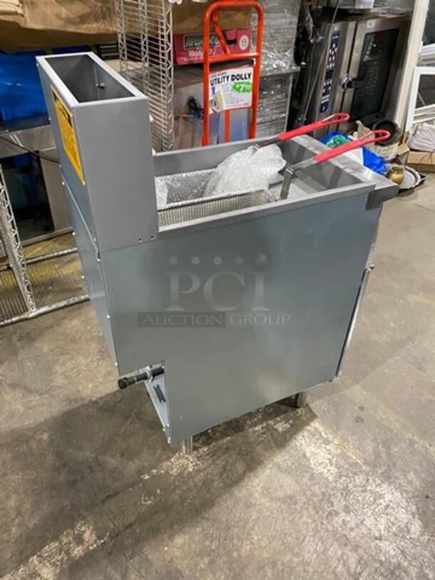 NEW! OUT OF THE BOX! LATE MODEL! 2021 Avantco Commercial Natural Gas Powered Deep Fat Fryer! With 2 Metal Frying Baskets! With Back Splash! All Stainless Steel! On Legs! Model: FF300N SN: 21040637VA - Image 4 of 9