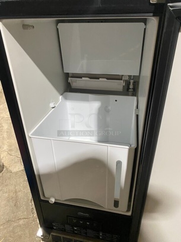 NEW! OUT OF THE BOX! SCRATCH-N-DENT! Danby Undercounter Ice Maker! 32LB Ice Capacity! Model: DIM32D1BSSPR - Image 6 of 8