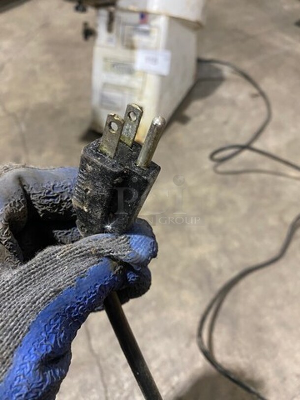 Oliver Commercial Countertop Bagel/Bun Slicer! All Stainless Steel! Model: 702N SN: 195981 115V 60HZ 1 Phase - Image 7 of 7