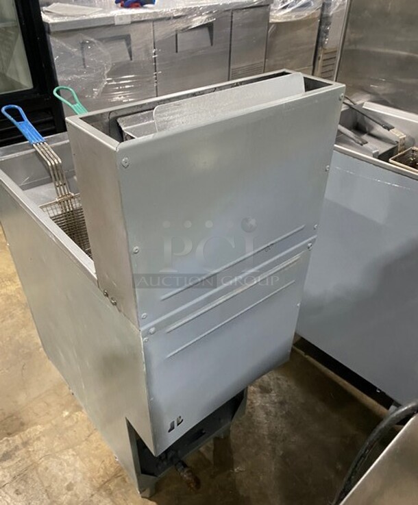 Globe Commercial Natural Gas Powered Deep Fat Fryer! With Backsplash! All Stainless Steel! On Legs! Model: GFF35G SN:10161018  - Image 4 of 9