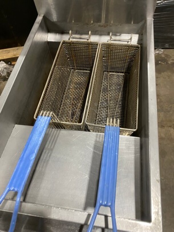 Atosa Commercial Natural Gas Powered Deep Fat Fryer! With 2 Metal Frying Baskets! All Stainless Steel! On Legs! - Image 5 of 8