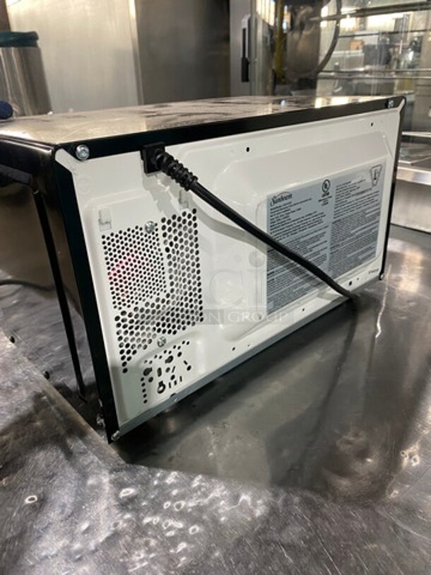 LATE MODEL! 2019 Sunbeam Countertop Microwave Oven! Model: SGS10702 120V 60HZ 1 Phase - Image 4 of 8