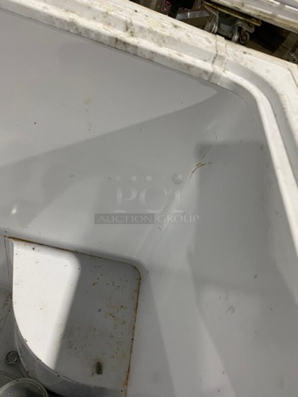 Whirlpool Commercial Reach Down Chest Freezer! With Hinged Top Lid! Model: WZC3122DW00 SN: U44005713 115V - Image 6 of 10