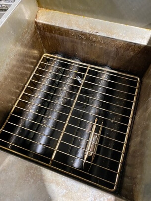 Pitco Frialator Commercial Natural Gas Powered Deep Fat Fryer! With 2 Metal Frying Baskets! All Stainless Steel! On Legs! Model: 45C SN: G18MB085404 - Image 6 of 9