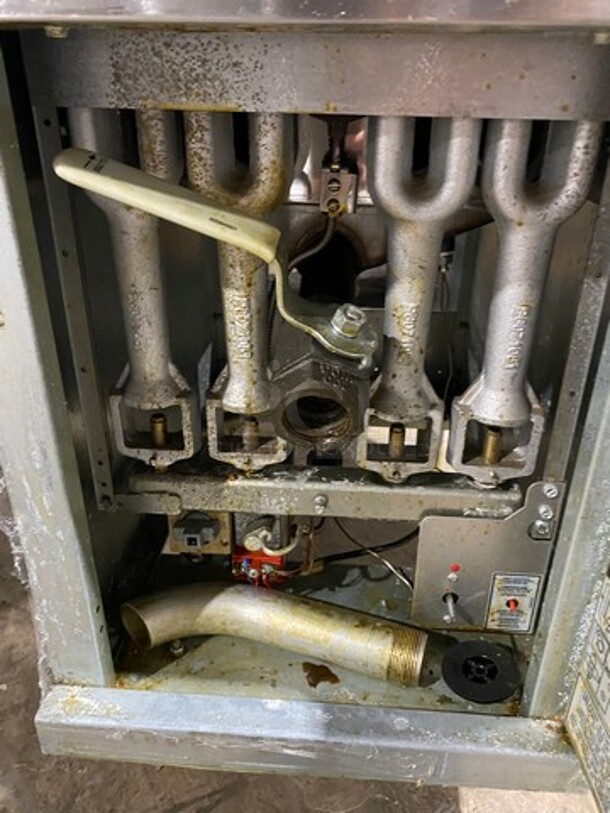 Pitco Frialator Commercial Natural Gas Powered Deep Fat Fryer! With 2 Metal Frying Baskets! All Stainless Steel! On Legs! Model: 45C SN: G18MB085404 - Image 7 of 9