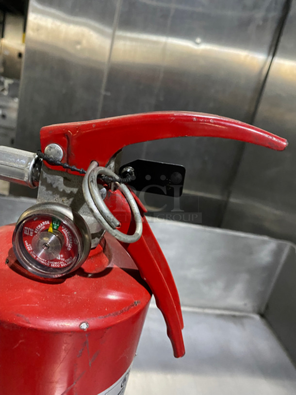 Ansul Sentry Dry Chemical Fire Extinguisher! Model: A05 Class: 3-A:10-B:C - Image 2 of 5