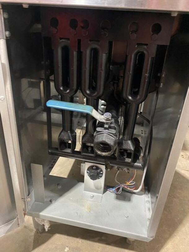 Cook Rite Commercial Natural Gas Powered Deep Fat Fryer! With Backsplash! With 2 Metal Frying Baskets! All Stainless Steel! On Legs! Model: ATFS40 - Image 7 of 9