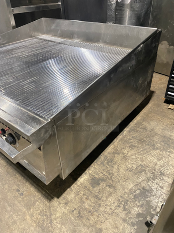 Keating Commercial Countertop Natural Gas Powered Grill! With Mirror Shine Grooved Grill! With Back And Side Splashes! All Stainless Steel! On Legs! Model: 36X36FLD SN: GG43239 - Image 2 of 9