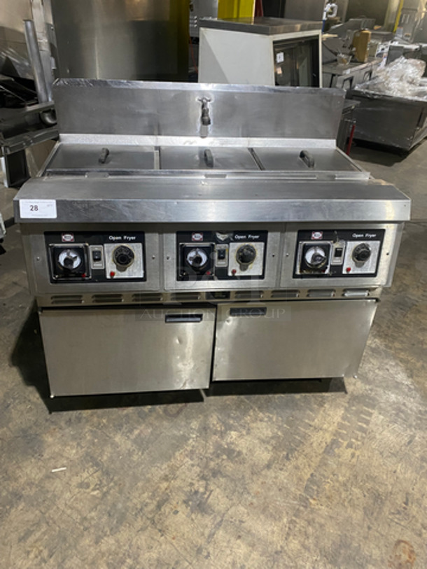 WOW! Henny Penny Commercial Electric Powered 3 Bay Open Fryer! With Fryer Covers! With Backsplash! All Stainless Steel! On Casters!