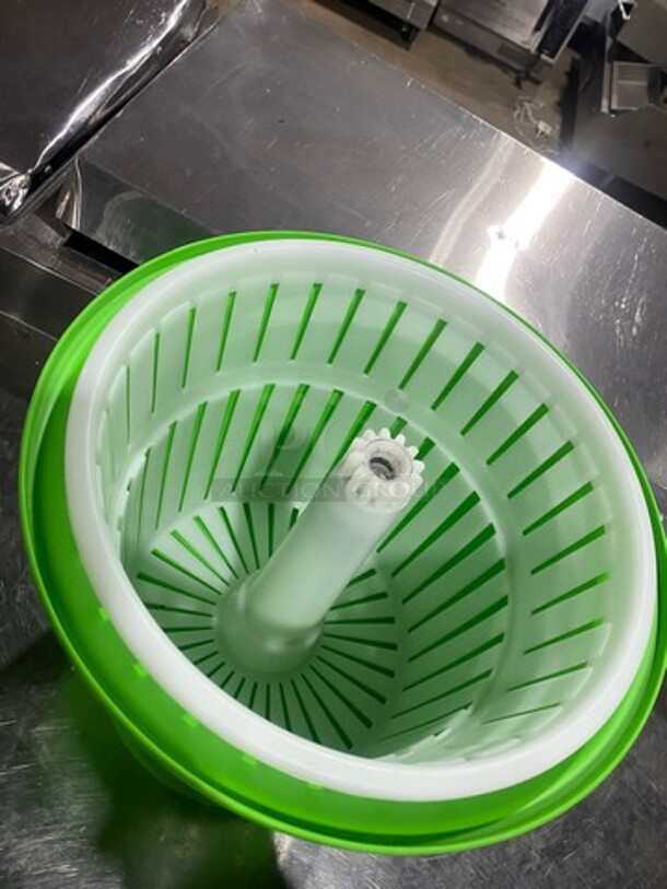 Commercial Countertop Poly Salad/Lettuce Spinner! With Lid! - Image 3 of 4
