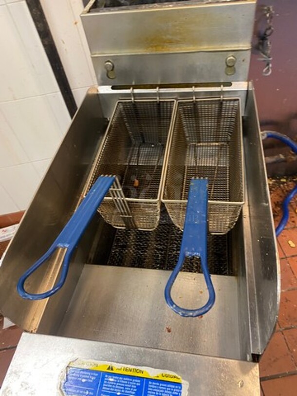 Pitco Commercial Natural Gas Powered Deep Fat Fryer! With Back And Side Splashes! With 2 Metal Frying Baskets! All Stainless Steel! On Casters! WORKING WHEN REMOVED! Model: SG14 SN: G17JB060174 - Image 5 of 9