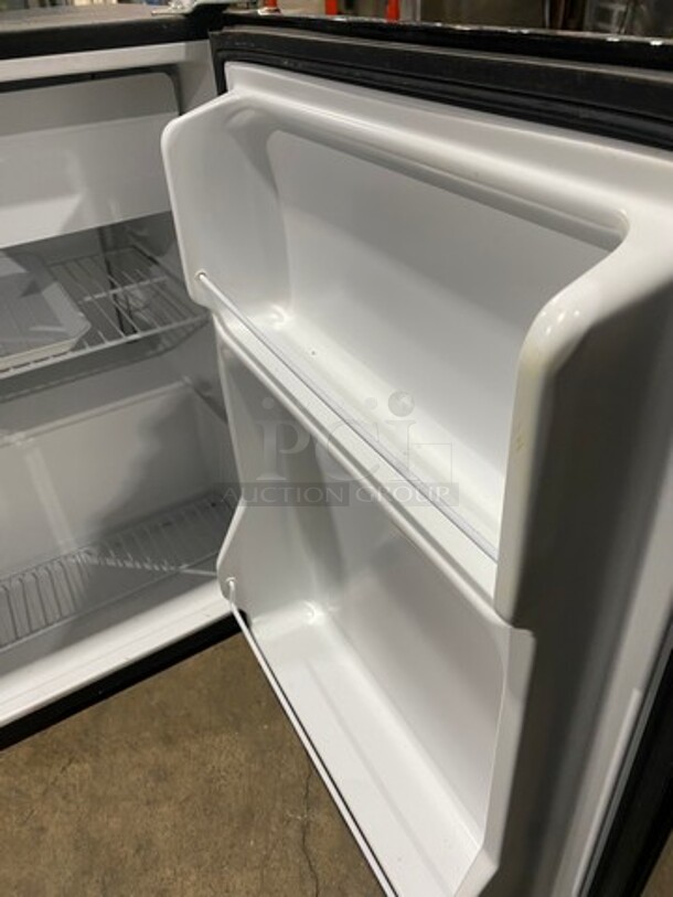Black & Decker Countertop One Door Mini Cooler! - Image 6 of 9