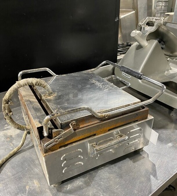 Waring Commercial Countertop Panini/Sandwich Supremo Grill! All Stainless Steel! Press With Ribbed Surface! Model: WPG250 120V - Image 4 of 8
