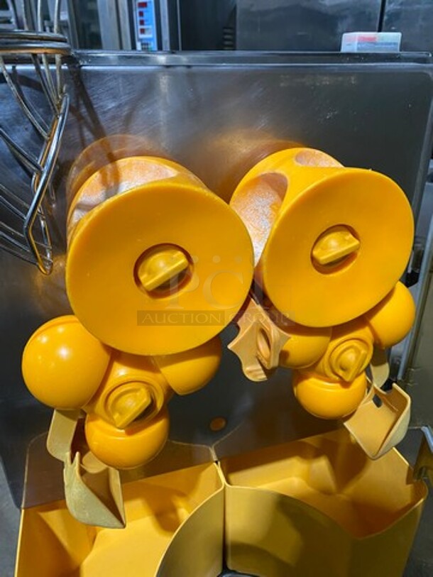 Zumex Commercial Countertop Automatic Orange Juicer! All Stainless Steel! Model: ZUMEXESSENTIAL SN: 344883 115V - Image 5 of 10