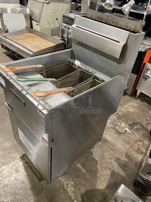 Cecilware Commercial Natural Gas Powered! Deep Fat Fryer! With 3 Metal Frying Baskets! All Stainless Steel! On Legs! MODEL FMS705NAT - Image 4 of 8