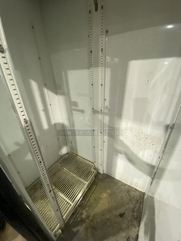 True Commercial 2 Sliding Door! Reach In Refrigerator Merchandiser! With View Through Doors! Model: GDM33 Serial 1835003! 115V 1 Phase! - Image 5 of 8