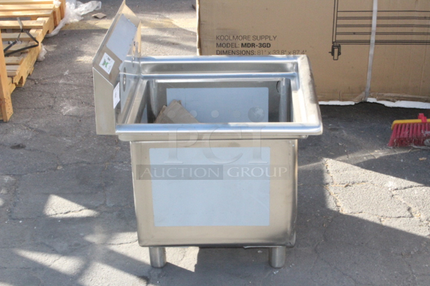 BRAND NEW SCRATCH & DENT! Regency 600S1181818 23" 16-Gauge Stainless Steel One Compartment Commercial Sink with Stainless Steel Legs, without Drainboard - 18" x 18" x 14" Bowl - Image 6 of 7