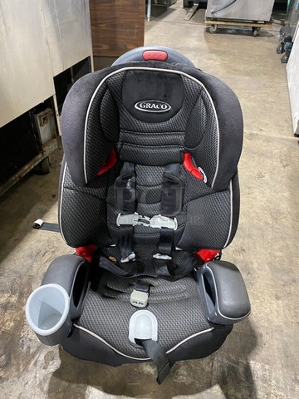 IN ORIGINAL BOX! Graco Child Safety Car Seat! With Straps! With Single Side Cup Holder! With Side Patting For Head Support! - Image 2 of 6