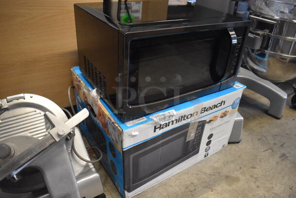 BRAND NEW IN BOX! Hamilton Beach P11043ALH-WTB1 Metal Countertop Microwave Oven w/ Plate. 120 Volts, 1 Phase. 22x19x12 - Image 3 of 5