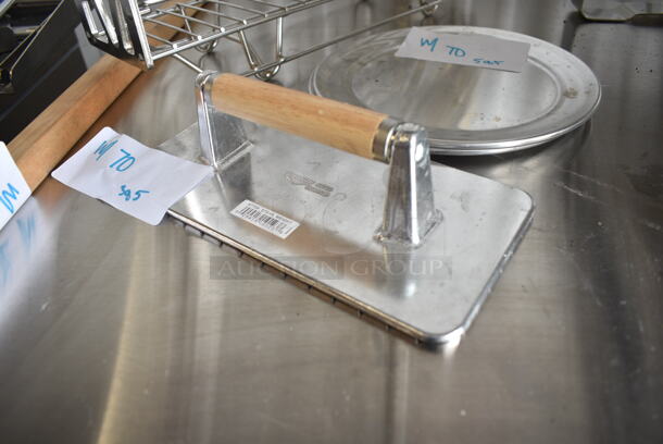 BRAND NEW SCRATCH AND DENT! Lot of Various Items Including Vollrath 47709 Steak Weight, Frymaster 8130188 Npl,Drn 1-1/4 X 9.67 60 Deg, CX17M2 Grill Brush, Round Metal Pizza Pan, Metal Fry Basket.  - Image 5 of 10
