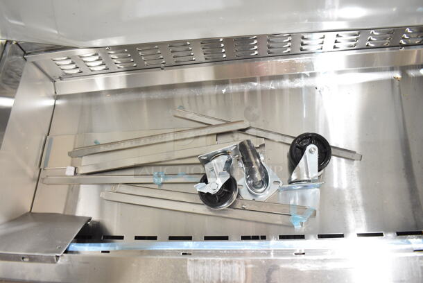 BRAND NEW SCRATCH AND DENT! 2023 Avantco 178SSPT60MHC Stainless Steel Commercial Sandwich Salad Prep Table Bain Marie Mega Top w/ Commercial Casters. See Pictures for Crushed Top. 115 Volts, 1 Phase. Tested and Powers On But Does Not Get Cold
 - Image 5 of 9