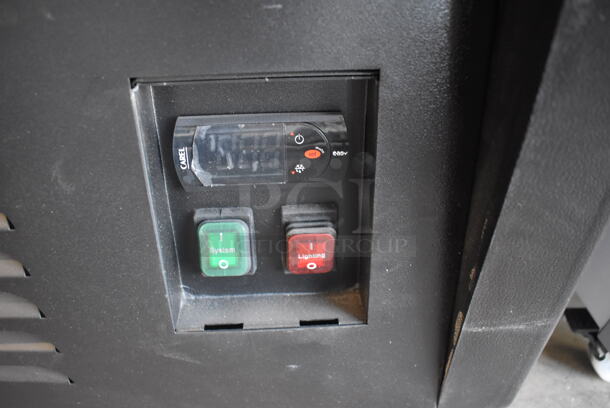 BRAND NEW SCRATCH AND DENT! Avantco 189BMAC26HC Metal Commercial Open Grab N Go Merchandiser on Commercial Casters. 110-120 Volts, 1 Phase. 28x26x59.5. Tested and Working! - Image 8 of 11