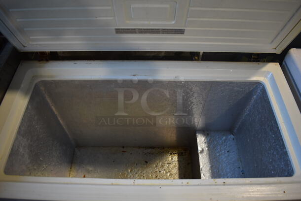 Electrolux FFFC09M1RW Metal Chest Freezer. 115 Volts, 1 Phase. 44x24x33. Tested and Does Not Power On - Image 4 of 6