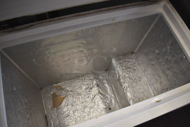 Holiday LCM070LC Chest Freezer. 115 Volts, 1 Phase. 37x22x34. Tested and Working! - Image 4 of 5