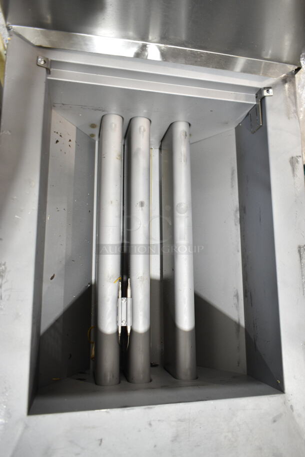 BRAND NEW SCRATCH AND DENT! 2024 Avantco 177FBF1824NG Stainless Steel Natural Gas 110-125 lb. Flat Bottom Funnel Cake / Donut Fryer. 90,000 BTU  - Image 10 of 12