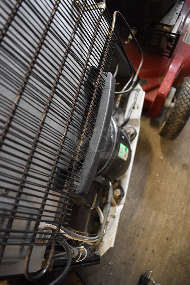 Model MFR-3 Metal Mini Cooler Freezer. 120 Volts, 1 Phase. 19x18x35. Tested and Working! - Image 6 of 7