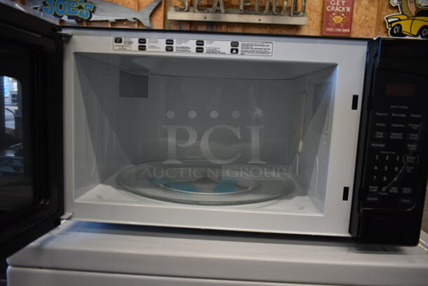 BRAND NEW SCRATCH AND DENT! JES2051ON4 Metal Countertop Microwave Oven. - Image 4 of 6