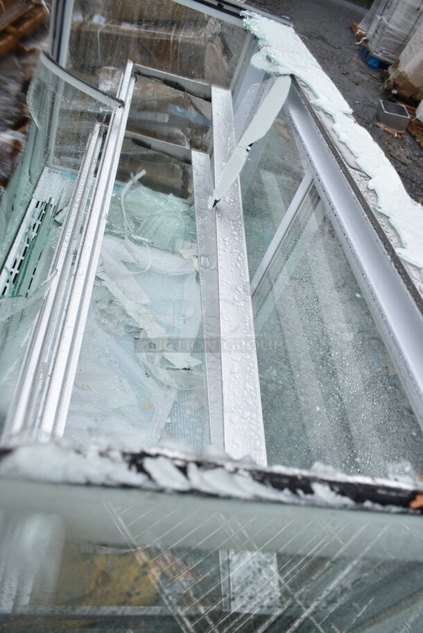 BRAND NEW SCRATCH AND DENT! Avantco 193BCD60W 60" Curved Glass White Dry Bakery Display Case. See Pictures for Broken Glass. 110-120 Volts, 1 Phase.  - Image 5 of 11