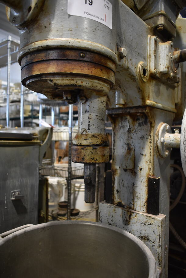 ANTIQUE! Hobart D-10731 Metal Commercial Floor Style Planetary Dough Mixer w/ Stainless Steel Mixing Bowl. 110 Volts, 1 Phase. Tested and Working! - Image 4 of 8