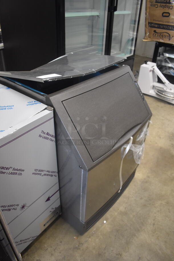 BRAND NEW SCRATCH AND DENT! 2022 Manitowoc UDF0140A NEO 26" Air Cooled Undercounter Full Dice Ice Machine with 90 lb. Bin - 115V 1 Phase - Image 2 of 8