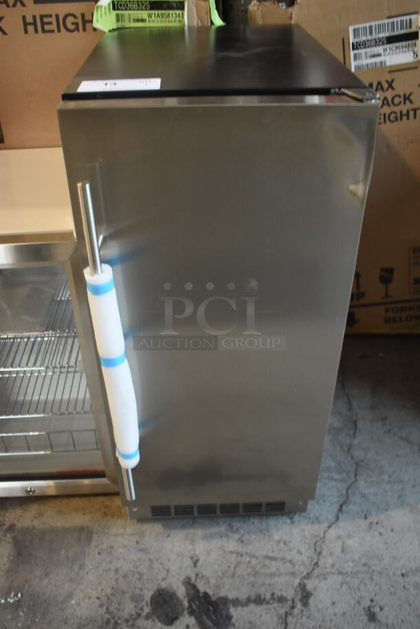 BRAND NEW SCRATCH AND DENT! Danby Silhouette DIM32D1BSSPR Commercial Stainless Steel Electric Powered Undercounter Ice Maker. 115V Tested and Working!