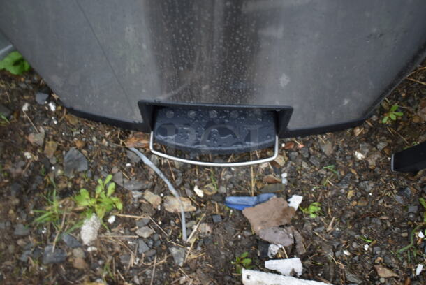 BRAND NEW SCRATCH AND DENT! Rubbermaid 6901901999BK Slim Jim Stainless Steel Black Accent Front Step-On Rectangular Trash Can with Single Rigid Plastic Liner - 96 Qt. / 24 Gallon - Image 4 of 6