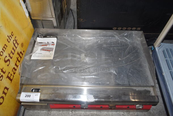 BRAND NEW SCRATCH AND DENT! Avantco 177EG30N Stainless Steel Commercial Countertop Electric Powered Flat Top Griddle w/ Thermostatic Controls. 208/240 Volts, 1 Phase. - Image 2 of 5