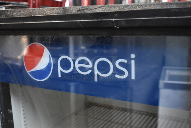 True GDM-10 PE57201 Metal Commercial Single Door Reach In Cooler Merchandiser w/ Poly Coated Racks. 115 Volts, 1 Phase. Tested and Working! - Image 2 of 5