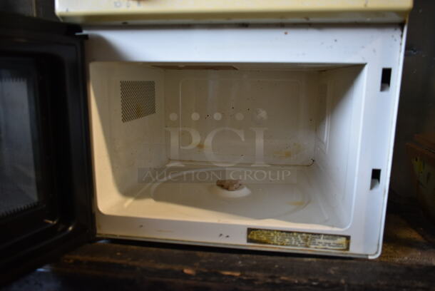 Sharp R-1M53 Half Pint Countertop Microwave Oven. 120 Volts, 1 Phase.  - Image 4 of 5