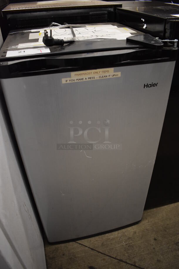 Haier HC32SF10SV Metal Mini Cooler. 115 Volts, 1 Phase. 18x19x32. Tested and Powers On But Does Not Get Cold - Image 3 of 6