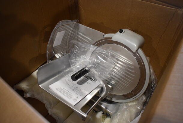BRAND NEW SCRATCH AND DENT! Waring WCS300 Series Stainless Steel Commercial Countertop Meat Slicer w/ Blade Sharpener. 22x15x17. Tested and Working! - Image 3 of 8