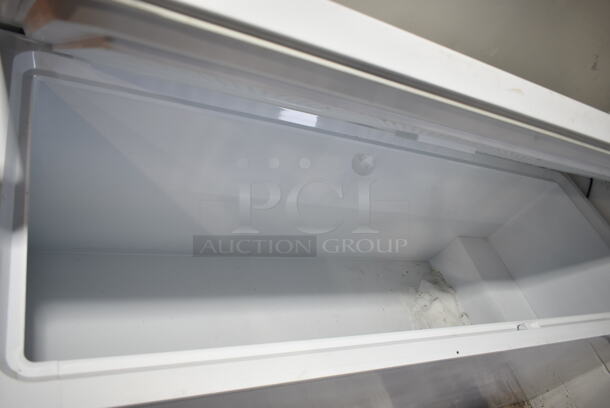 Frigidaire FFFC25M4TW Metal Chest Freezer w/ Hinge Lid. 115 Volts, 1 Phase. Tested and Powers On But Does Not Get Cold - Image 2 of 4