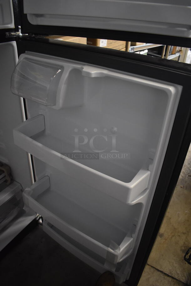 BRAND NEW! GE GTS18GTNFRBB Metal Cooler Freezer Combo Unit. 115 Volts, 1 Phase. 28x29x67. Tested and Working! - Image 6 of 8