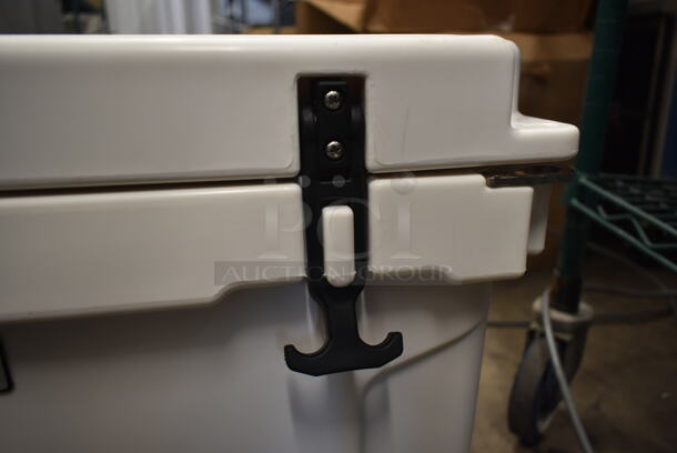 LIKE NEW! CaterGator JB45WH White 1 Faucet 47 Qt. Insulated Jockey Box with 69 ft. Coil - Image 9 of 12