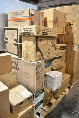 PALLET LOT of 35 BRAND NEW Boxes Including 127RD12BULK Choice 12 oz. Customizable Microwavable Translucent Round Deli Container - 500/Case, 2 Box 394365L Noble Products Powder-Free Disposable Clear Vinyl Gloves for Foodservice - Large - 1000/Case, 2 Box 612FFL1230 Choice Foil Steam Table Pan Lid - Full Size - 50/Case, 500CC20 Choice Clear PET Customizable Plastic Cold Cup - 20 oz. - 600/Case, 2 Box 129MCS24B Choice 24 oz. Black Rectangular Microwavable Heavy Weight Container with Lid 8" x 5 1/4" x 2" - 150/Case, 347SP10WH Visions Florence 10" Square White Plastic Plate - 120/Case, 394EN502M Noble Products Powder-Free Disposable Blue Exam Grade Nitrile 4 Mil Thick Textured Gloves - Medium - 1000/Case, 795PTOKFT2 Choice Kraft Microwavable Folded Paper #2 Take-Out Container 7 3/4" x 5 1/2" x 1 7/8" - 200/Case, 3 Box American Metalcraft BEV1220 Full Size Copper Rectangular Hammered Beverage Tub - 20 1/2" x 12 1/2" x 8", 500L1020W White Hot Paper Cup Travel Lid for 10-24 oz. Standard Cups and 8 oz. Squat Cups, 614501 La Rochere Long Drink Boudoir, 614401 La Rochere Glasses. 35 Times Your Bid!