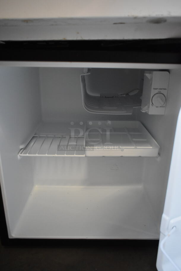 Galanz GL17BK Metal Mini Cooler. 115 Volts, 1 Phase. Tested and Powers On But Does Not Get Cold - Image 2 of 4